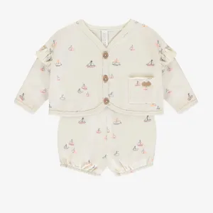 Ensemble deux-pièces veste et short crème avec motif de voiliers en coton biologique, naissance || Cream vest and short two-pieces set with sailboat print in organic cotton, newborn