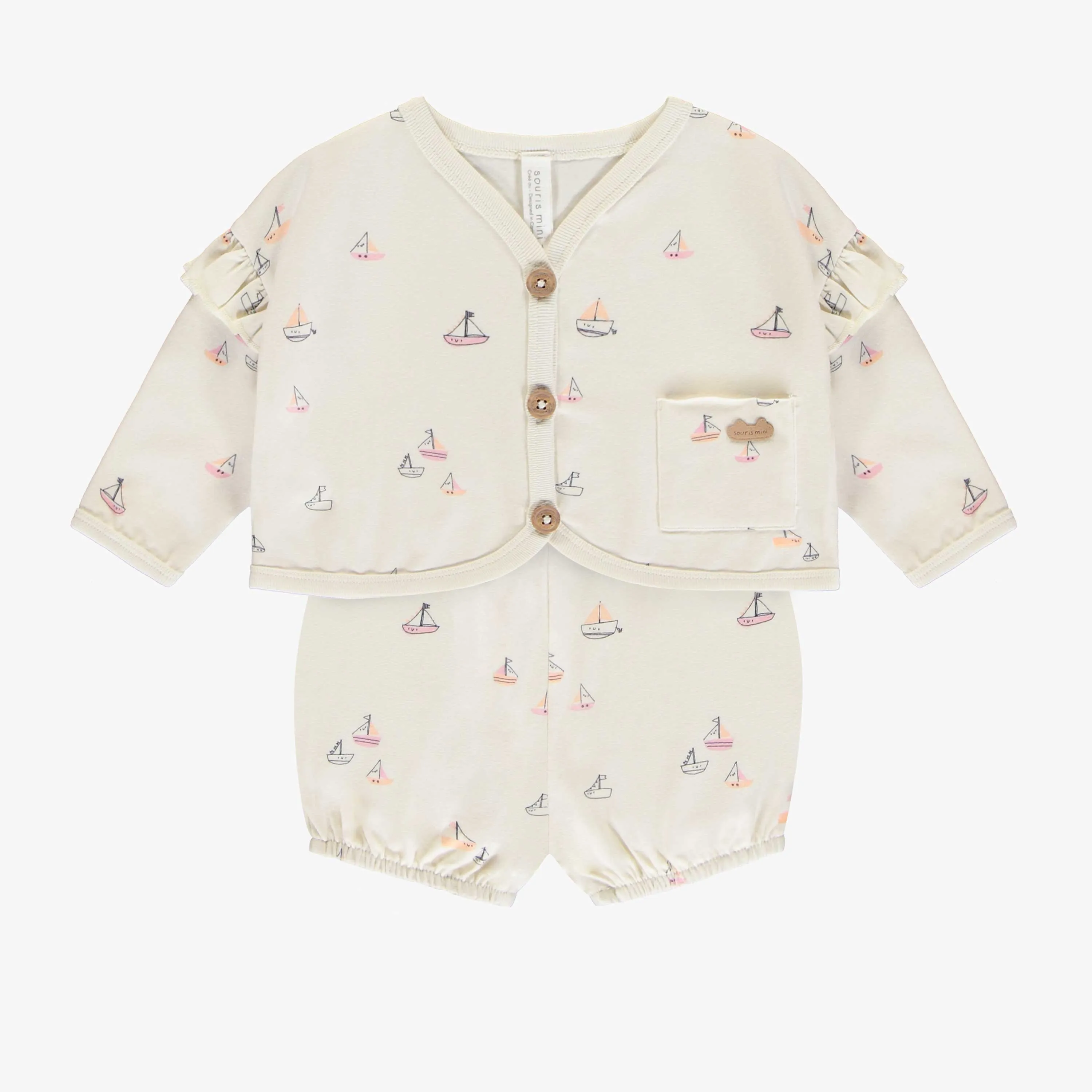 Ensemble deux-pièces veste et short crème avec motif de voiliers en coton biologique, naissance || Cream vest and short two-pieces set with sailboat print in organic cotton, newborn