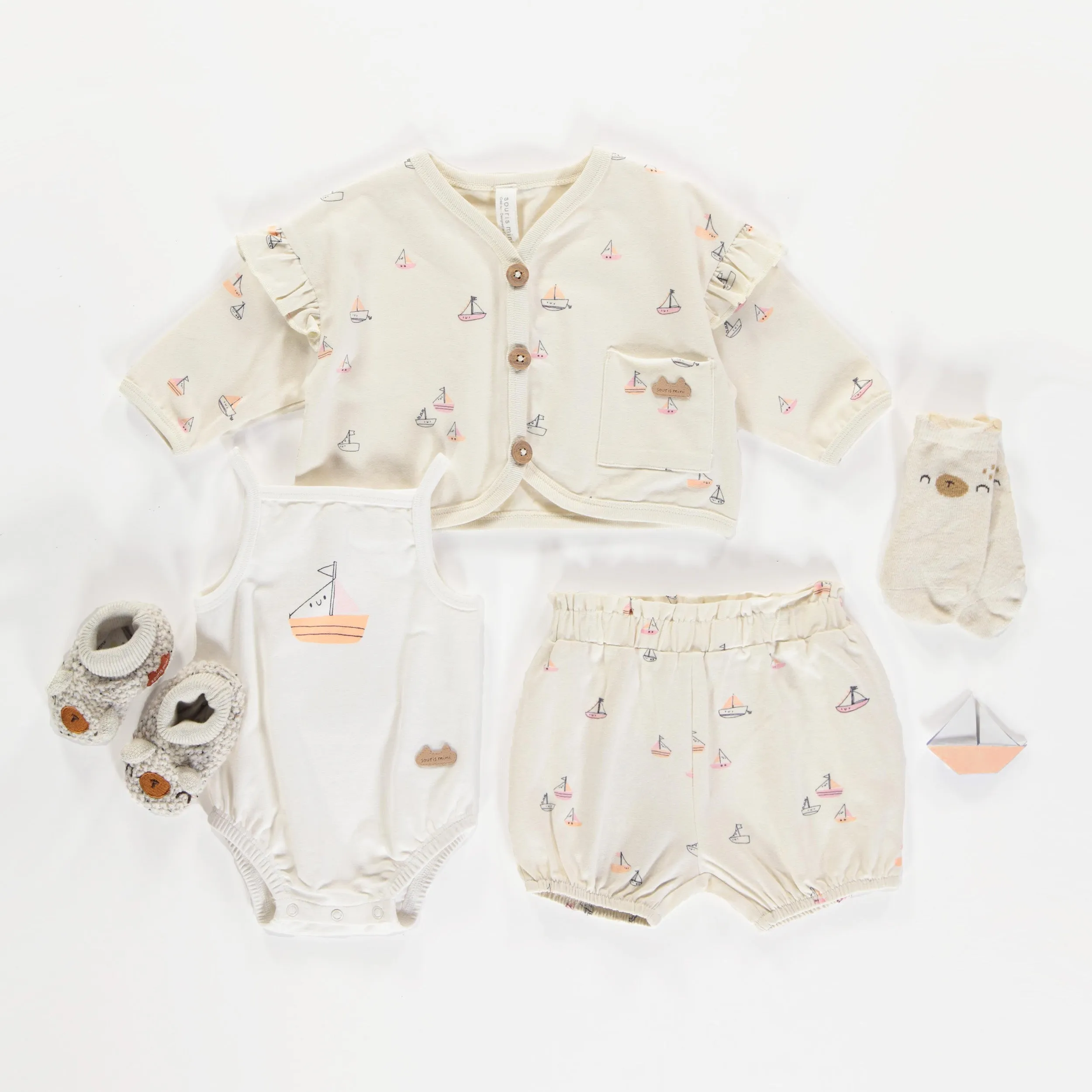 Ensemble deux-pièces veste et short crème avec motif de voiliers en coton biologique, naissance || Cream vest and short two-pieces set with sailboat print in organic cotton, newborn